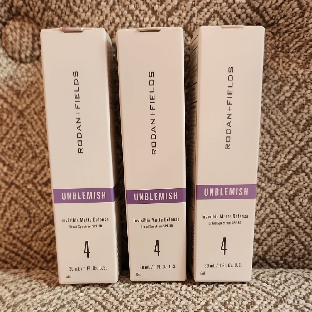 Rodan + Fields Unblemish Invisible Matte Defense SPF 30 - Purple & White